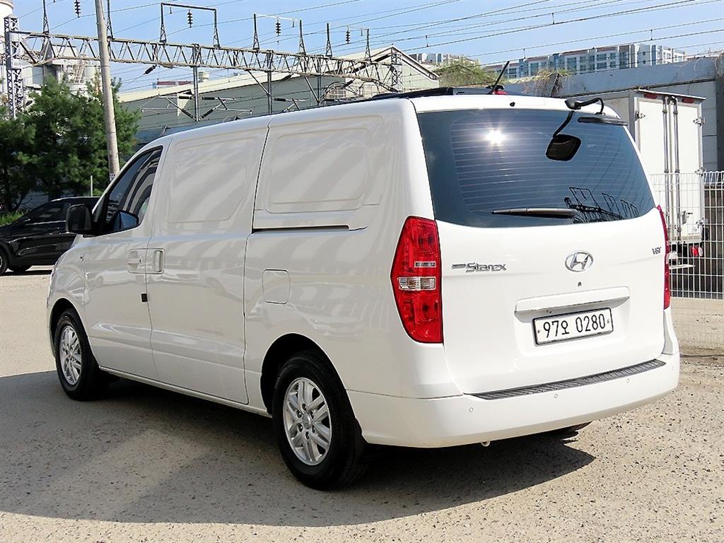 HYUNDAI Starex - Vista 3
