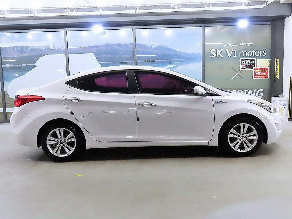 HYUNDAI Avante - Vista 3