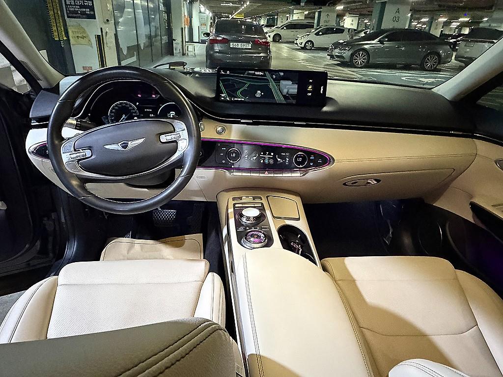 Genesis GV70 - Vista 6