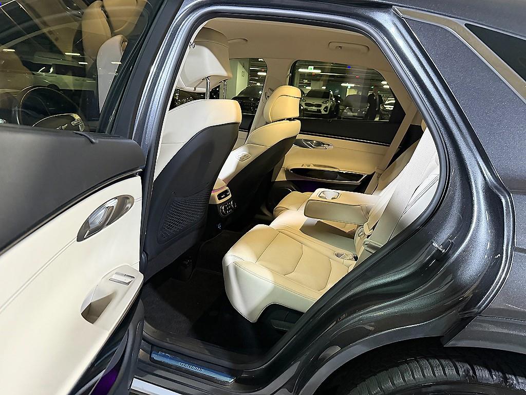Genesis GV70 - Vista 8