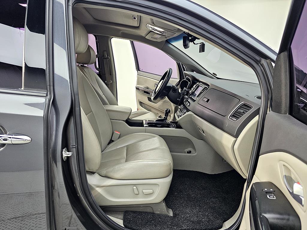 KIA Carnival - Vista 11