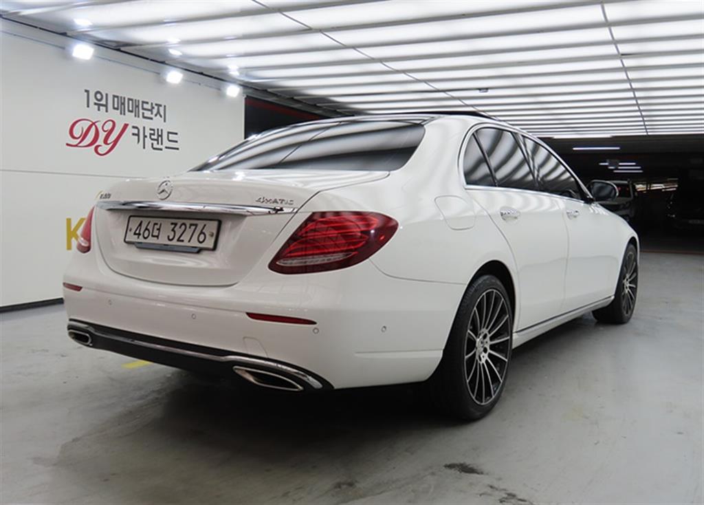 Mercedes Benz E class - Vista 4