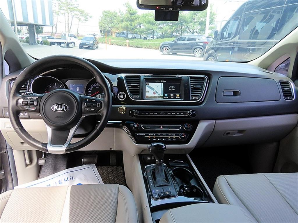 KIA Carnival - Vista 8