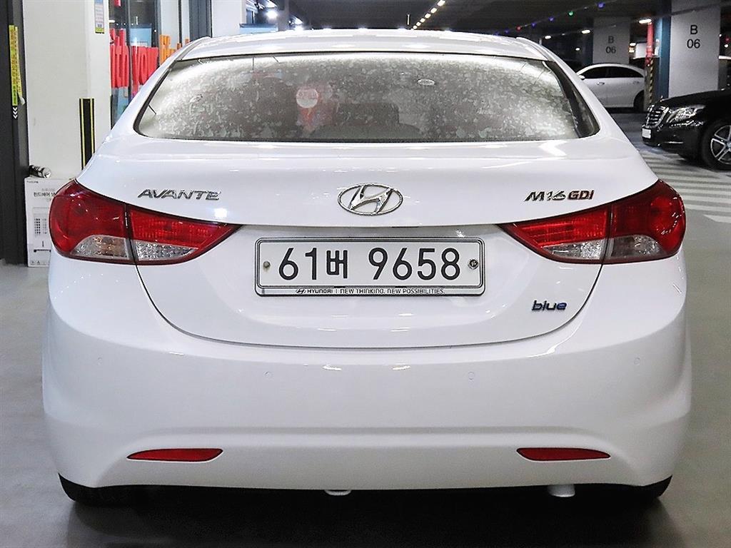 HYUNDAI Avante - Vista 5