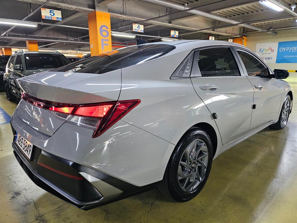 HYUNDAI Avante - Vista 5