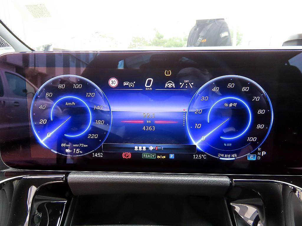 Mercedes Benz EQA - Vista 9