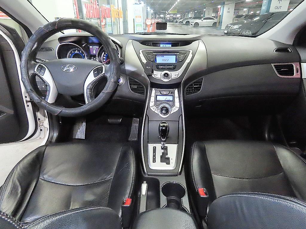 HYUNDAI Avante - Vista 10