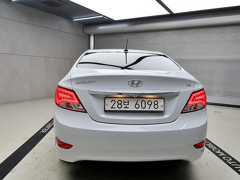 HYUNDAI Accent - Vista 3