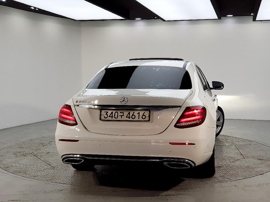 Mercedes Benz E class - Vista 3