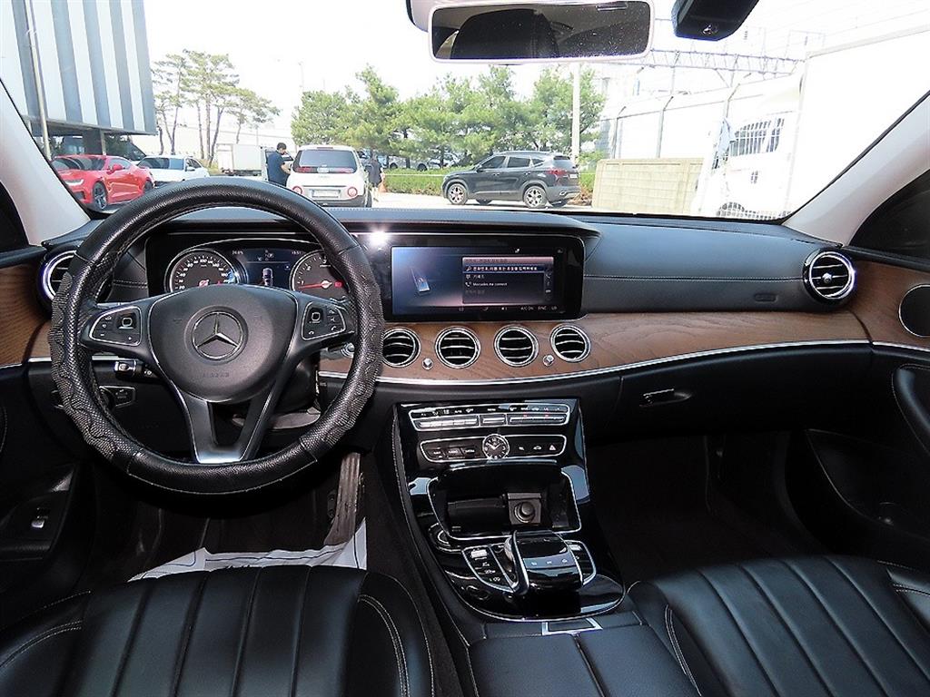 Mercedes Benz E class - Vista 7