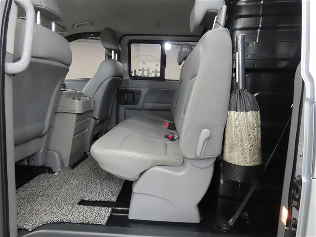 HYUNDAI Starex - Vista 6