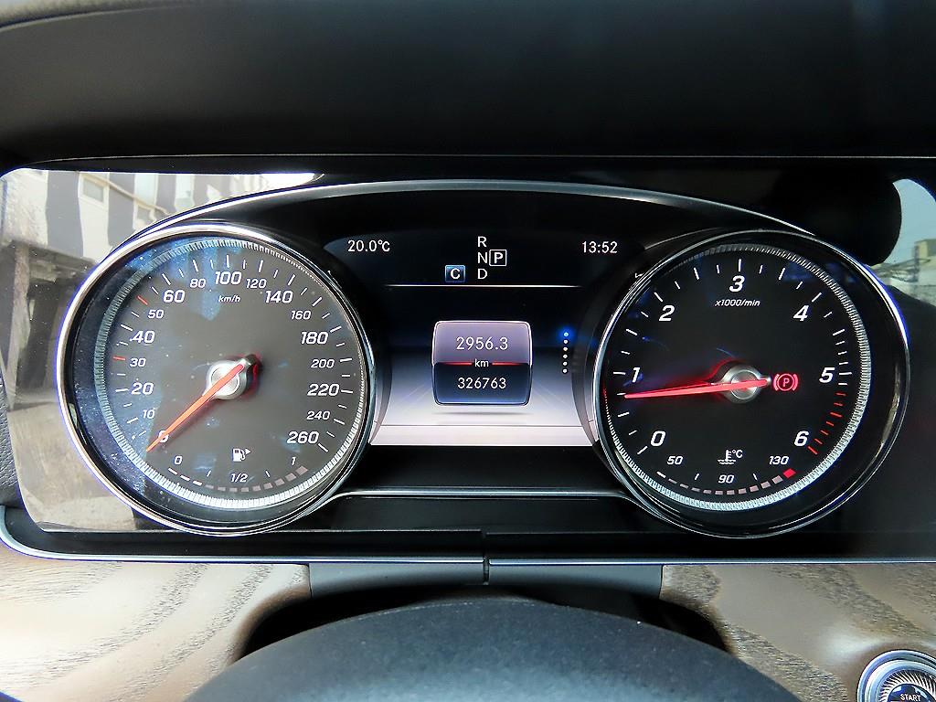 Mercedes Benz E class - Vista 9