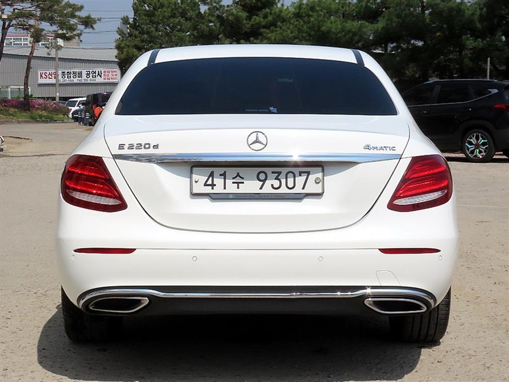 Mercedes Benz E class - Vista 4