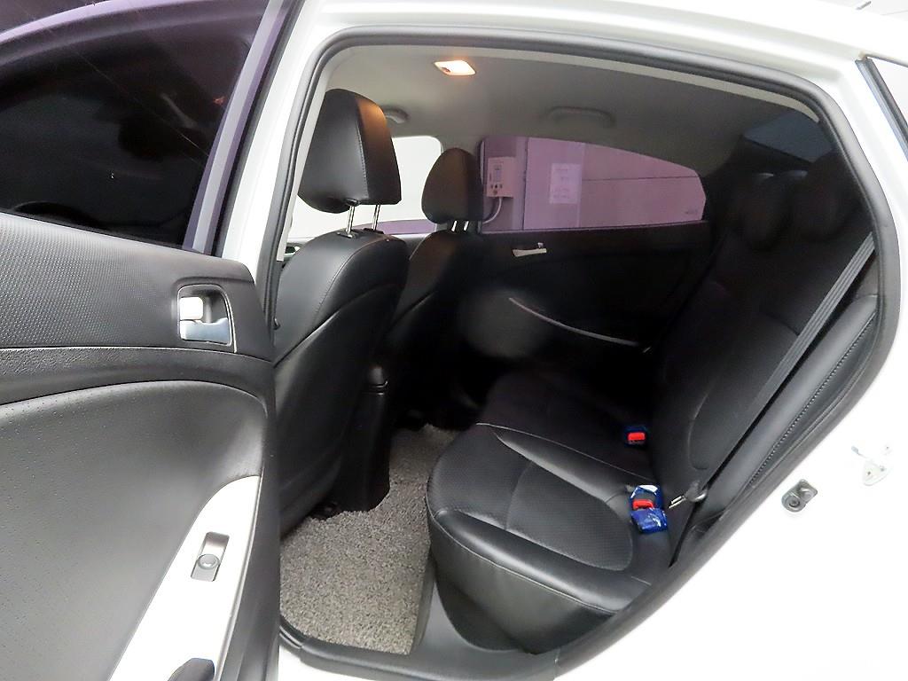 HYUNDAI Accent - Vista 6