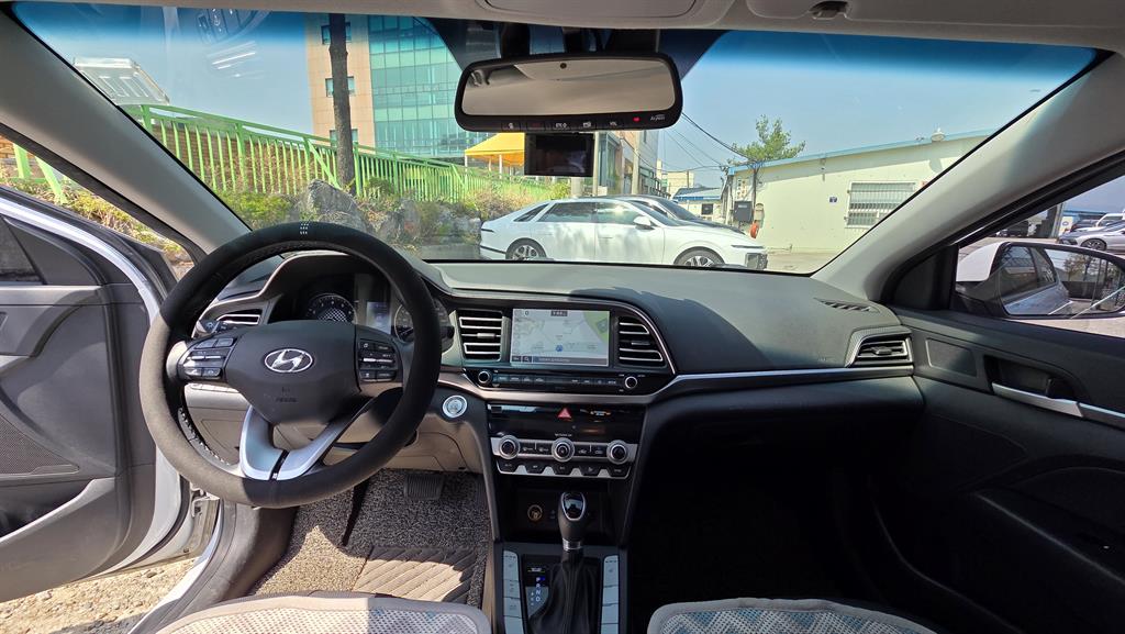 HYUNDAI Avante - Vista 10