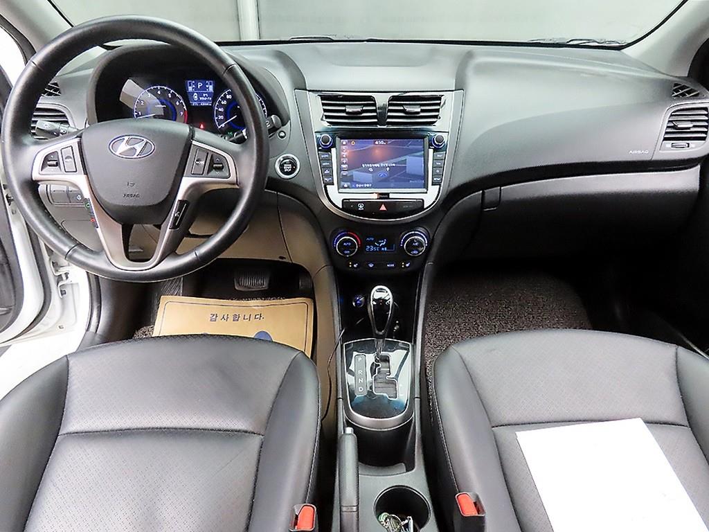 HYUNDAI Accent - Vista 7