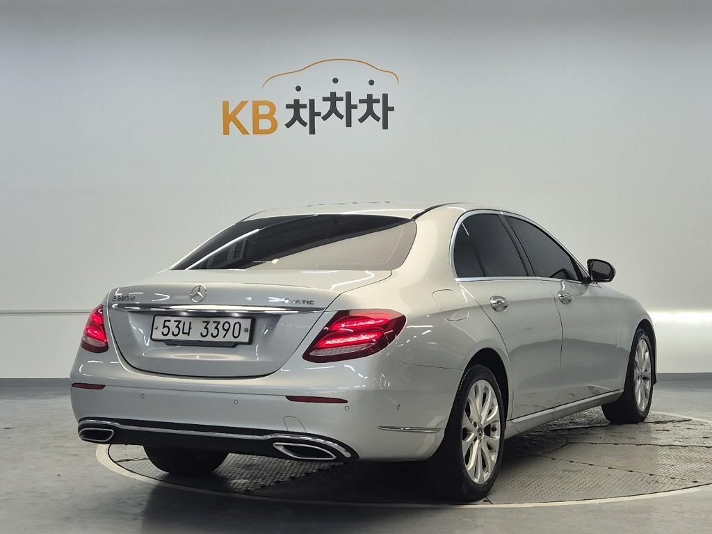 Mercedes Benz E class - Vista 3