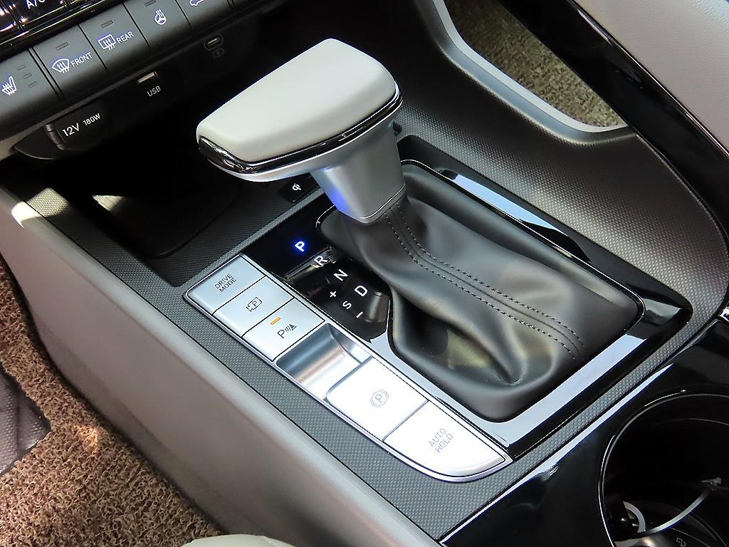 HYUNDAI Avante - Vista 10