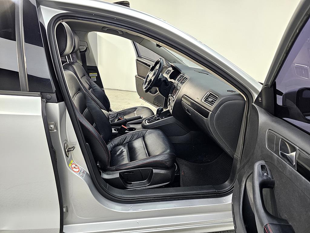 Volkswagen Jetta - Vista 11