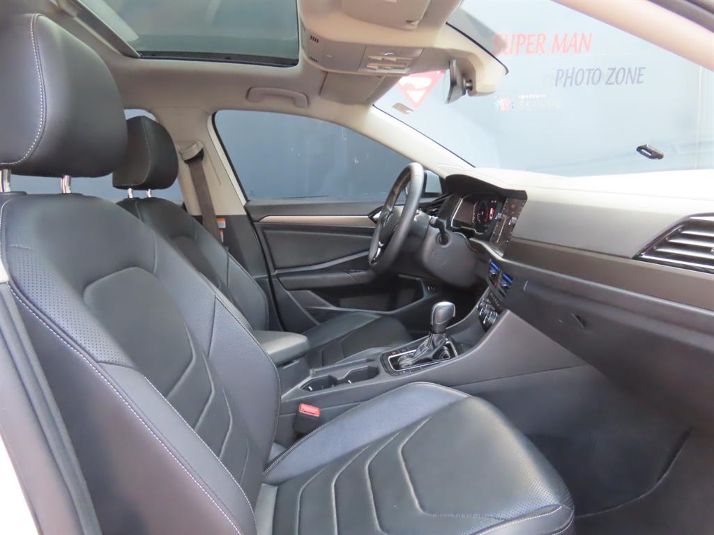 Volkswagen Jetta - Vista 11