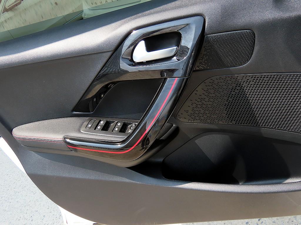 Peugeot 208 - Vista 11