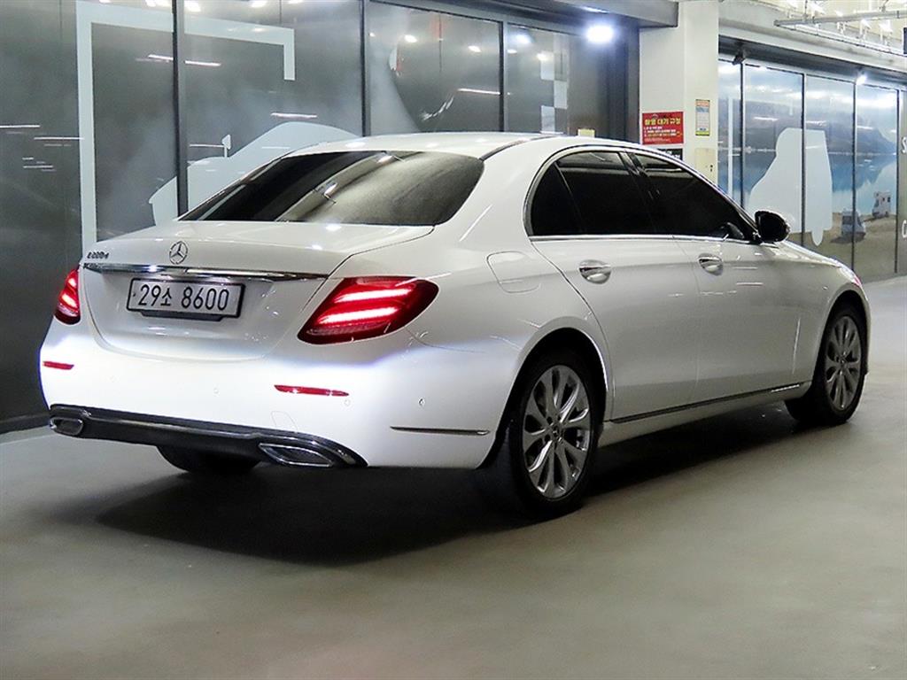 Mercedes Benz E class - Vista 4