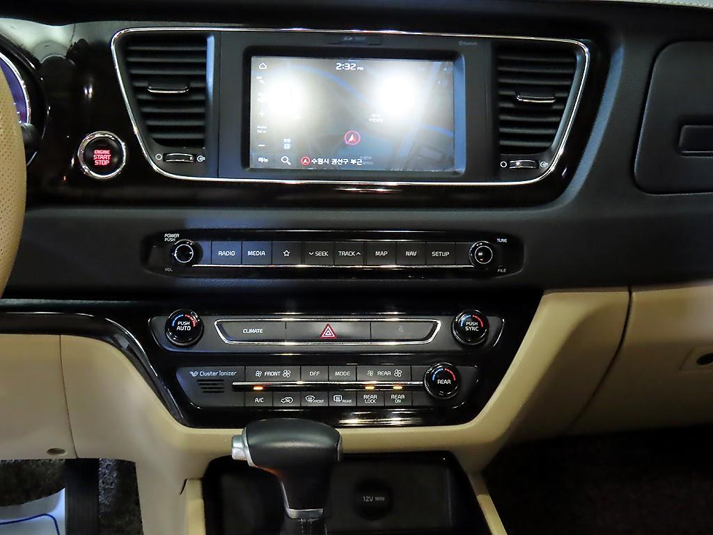 KIA Carnival - Vista 11