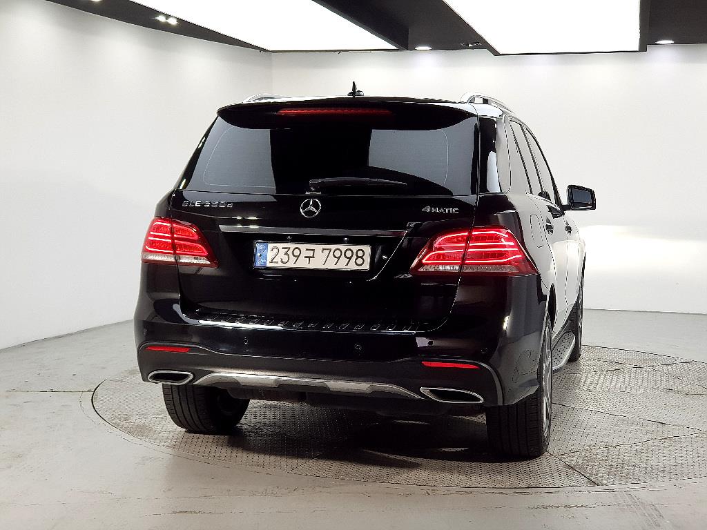 Mercedes Benz GLE Class - Vista 3