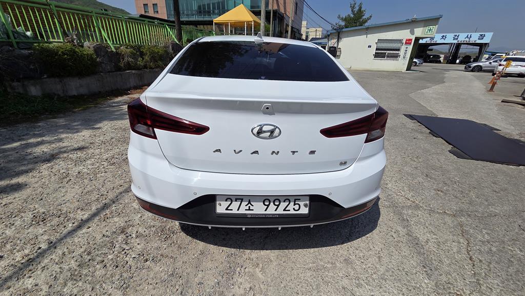 HYUNDAI Avante - Vista 2