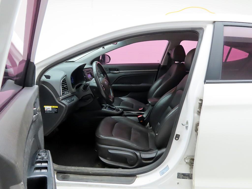 HYUNDAI Avante - Vista 12