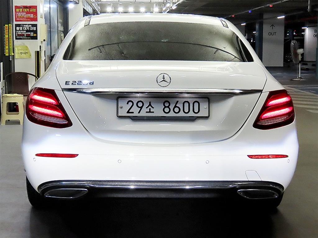 Mercedes Benz E class - Vista 5