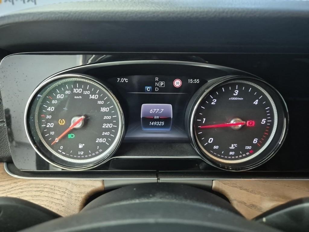 Mercedes Benz E class - Vista 6