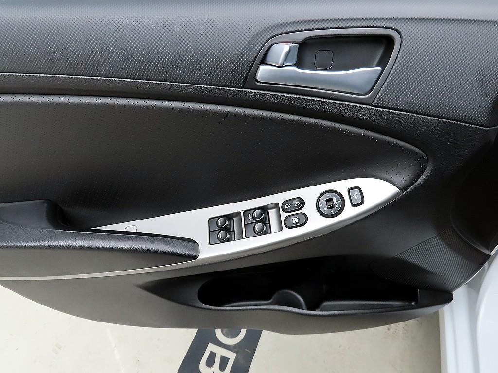 HYUNDAI Accent - Vista 11