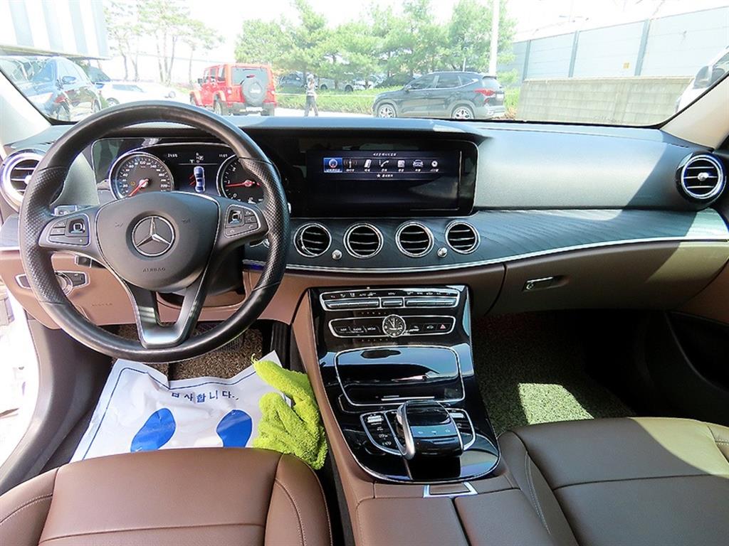 Mercedes Benz E class - Vista 7