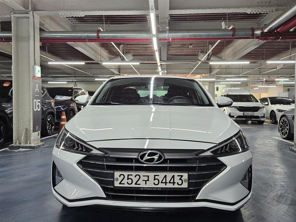 HYUNDAI Avante - Vista 2