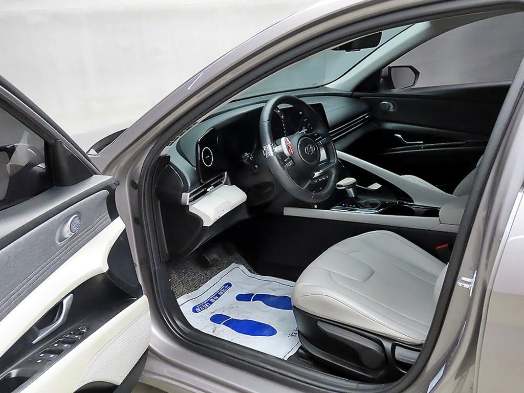 HYUNDAI Avante - Vista 5