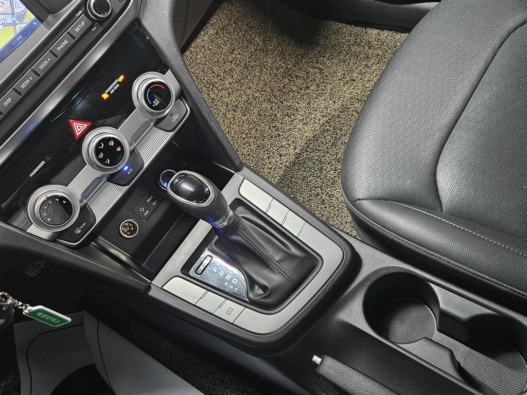 HYUNDAI Avante - Vista 11