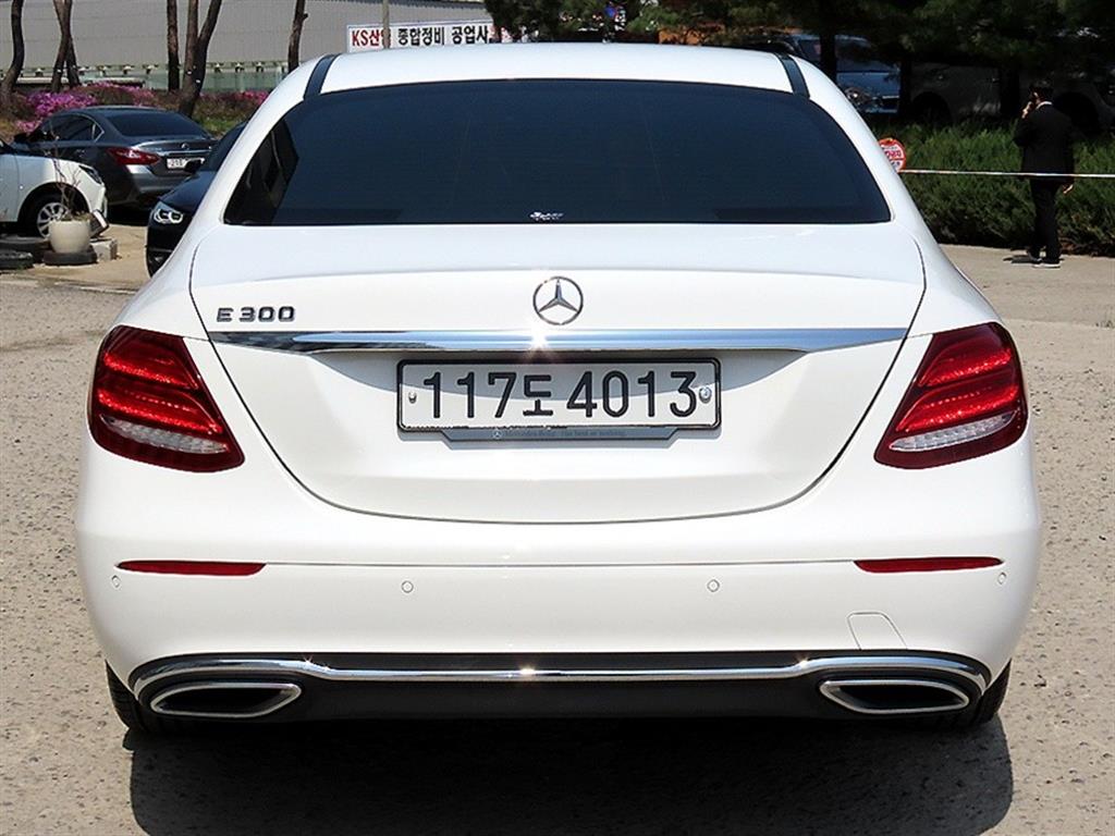 Mercedes Benz E class - Vista 4