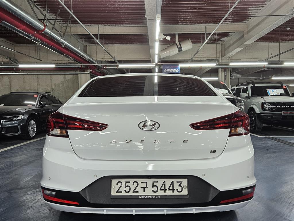 HYUNDAI Avante - Vista 5