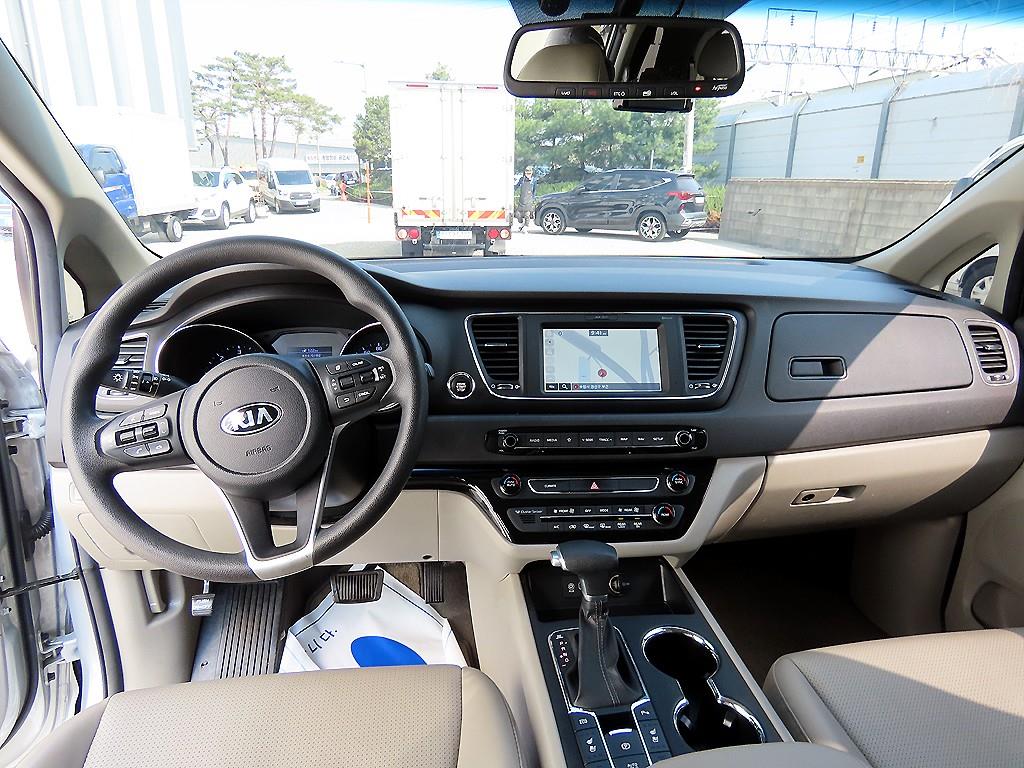 KIA Carnival - Vista 8