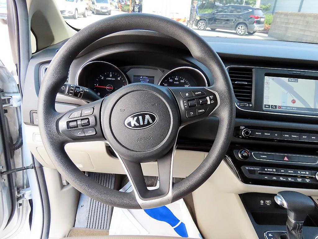 KIA Carnival - Vista 9