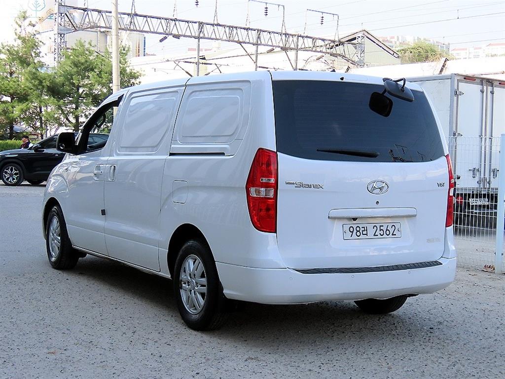 HYUNDAI Starex - Vista 3