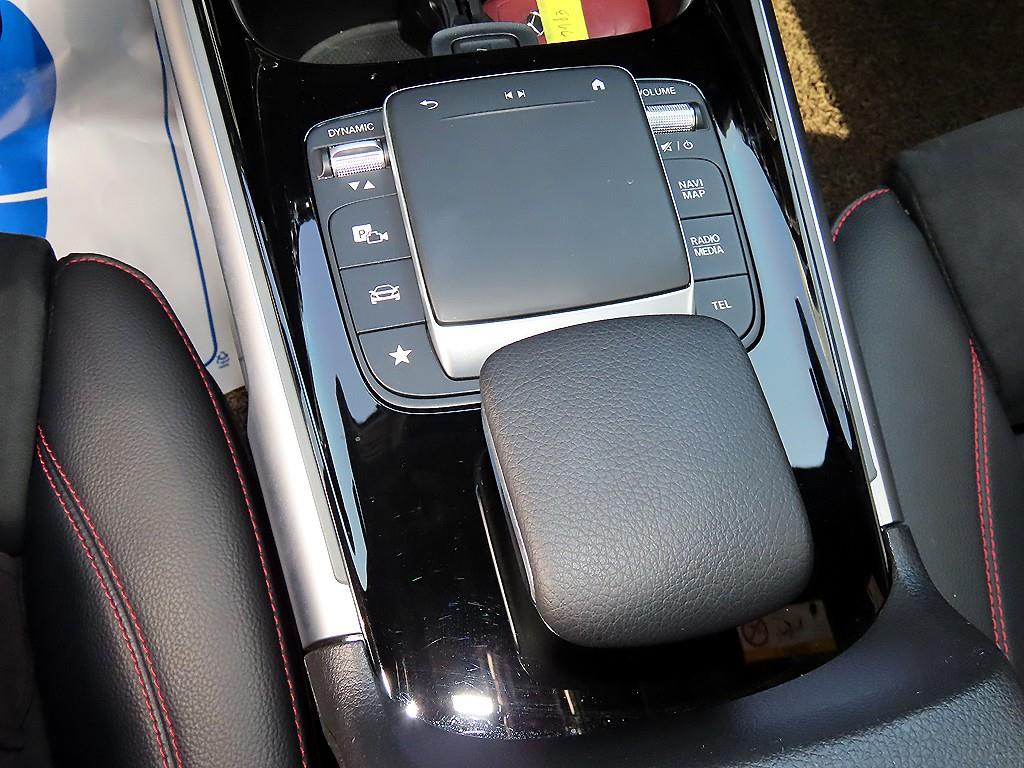 Mercedes Benz GLB Class - Vista 12