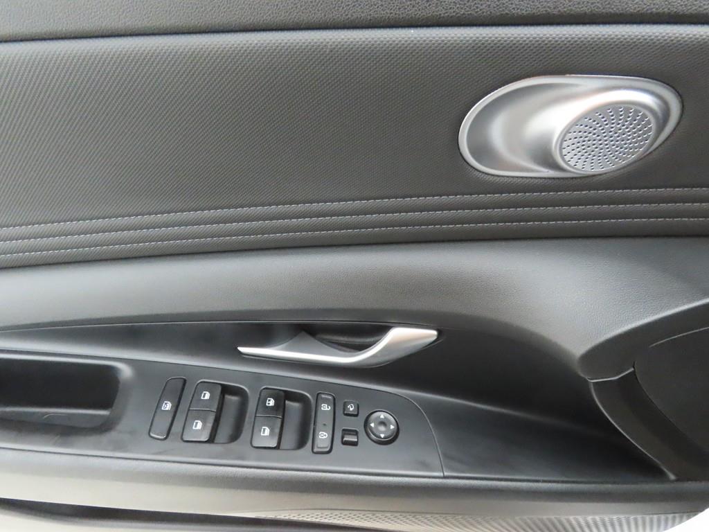 HYUNDAI Avante - Vista 9