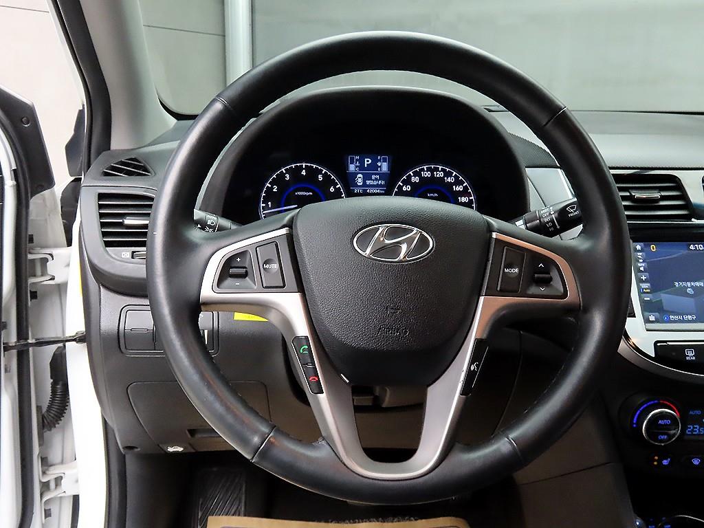 HYUNDAI Accent - Vista 9