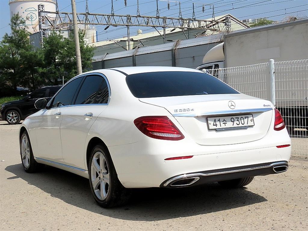 Mercedes Benz E class - Vista 3