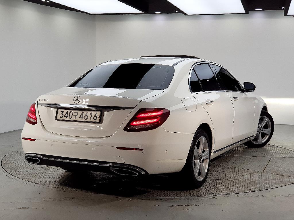 Mercedes Benz E class - Vista 4