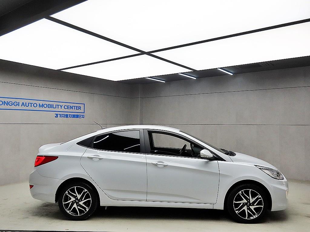 HYUNDAI Accent - Vista 2