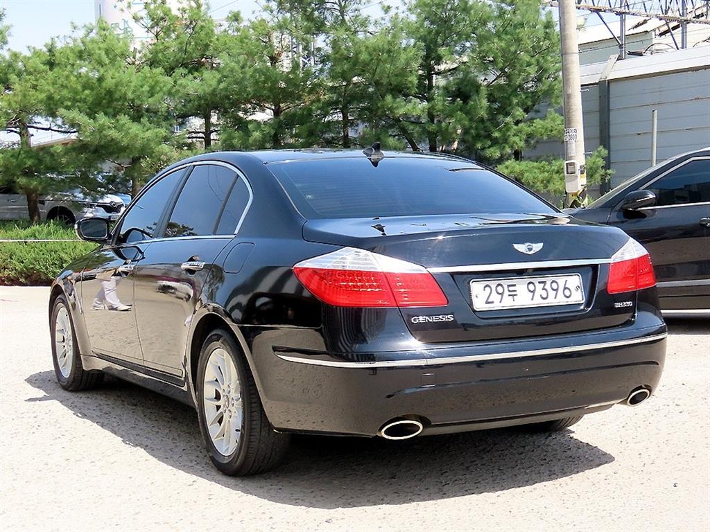 HYUNDAI Genesis - Vista 3