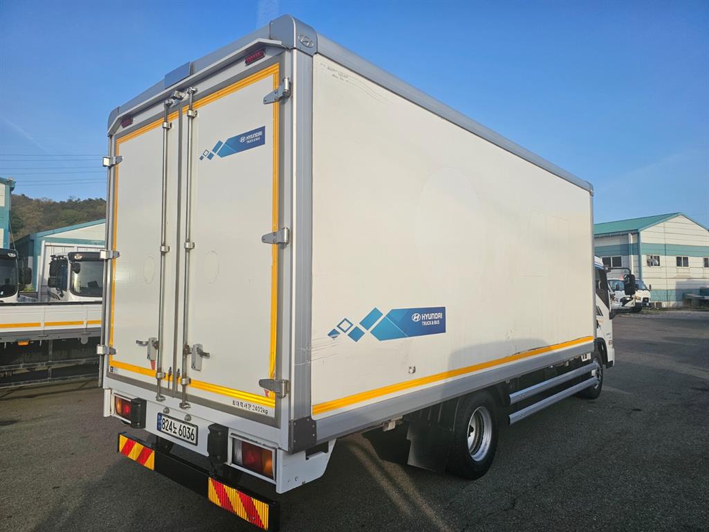 medium and large cargo truck - Vista 4